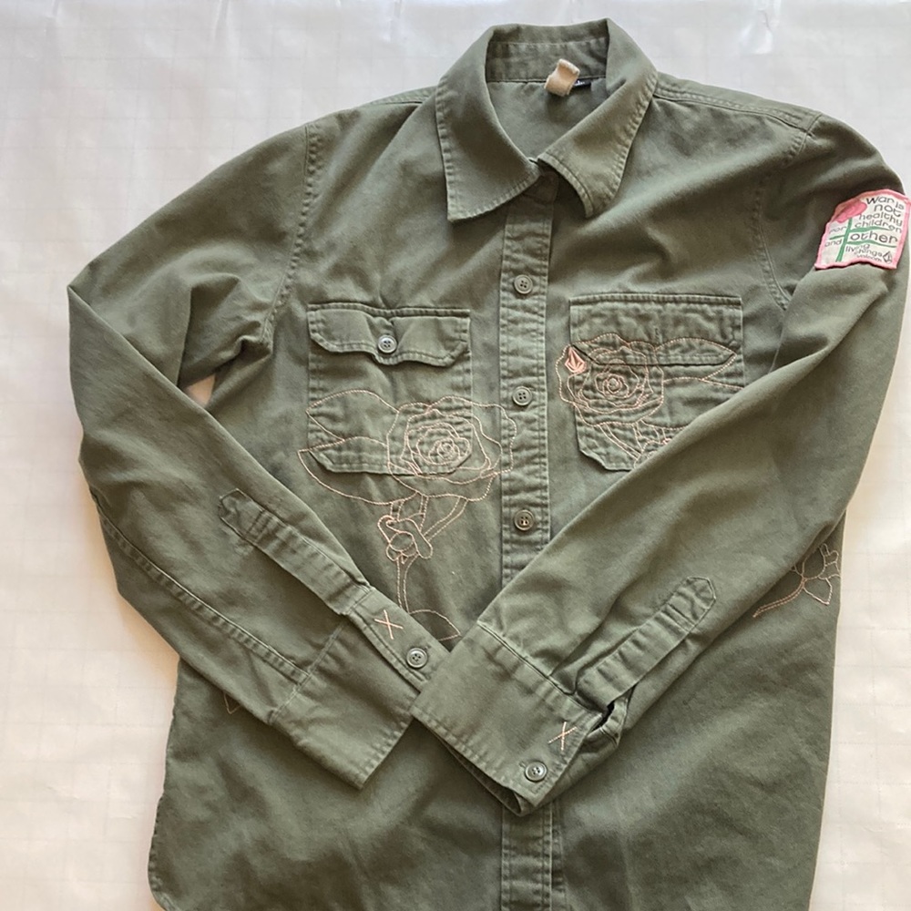 Volcom twill button down shirt with rose embroidery & patch Juniors (teen) large